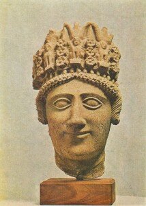 Женская голова в высоком головном уборе. 475-450 годы до н.э. Известняк, следы красной краски. Из Арсоса, область Ларнака (Ларнака, Кипрский музей)